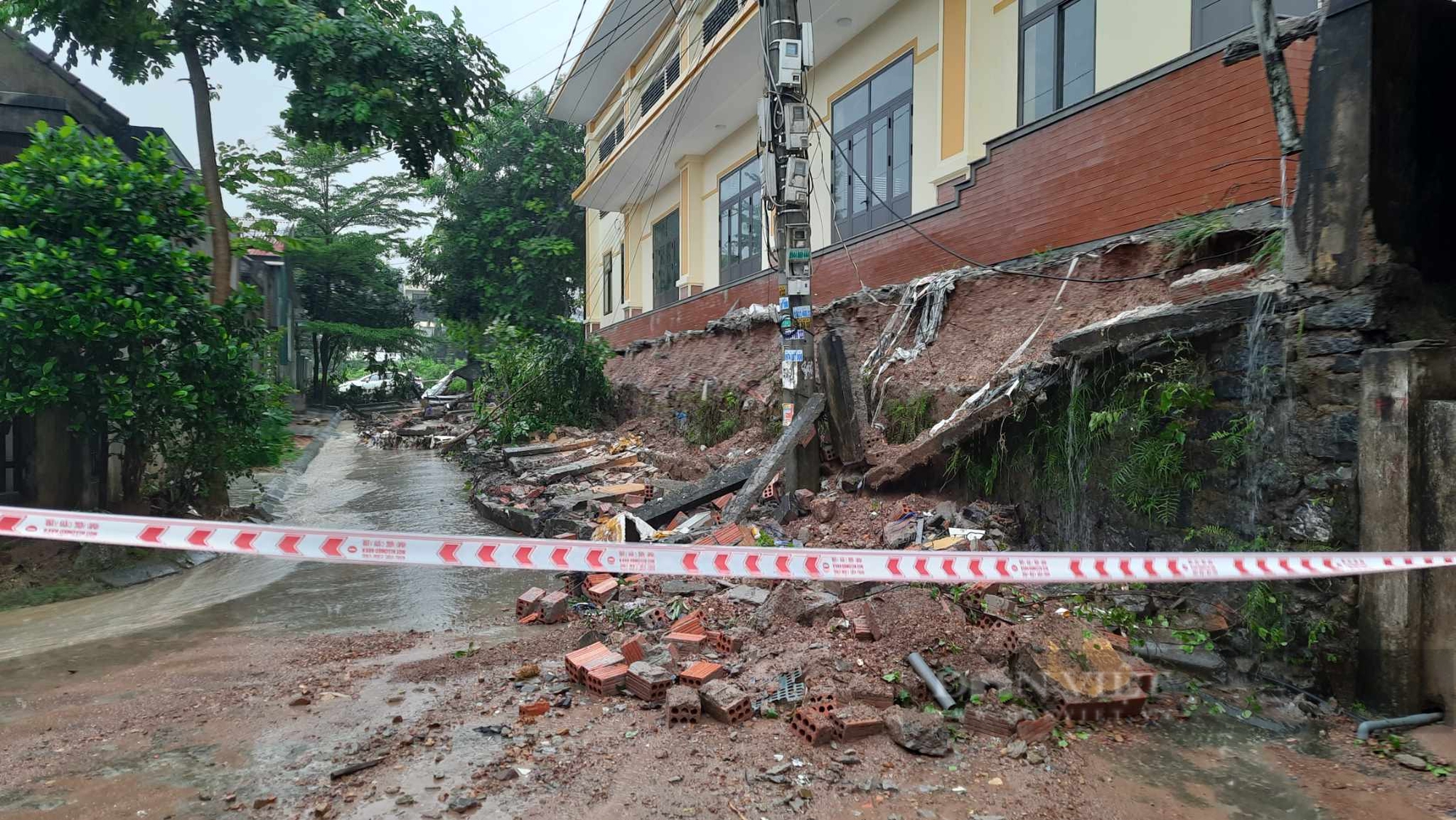 Ảnh hưởng bão số 6, tường rào trường học ở Quảng Trị bị sập, nhà dân ngập lụt- Ảnh 1.